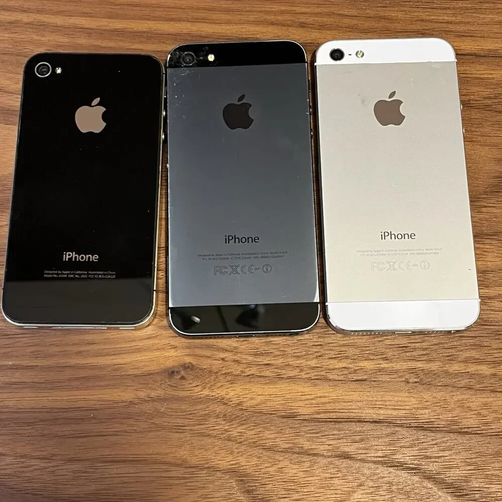 iPhones / iPad Lot of 4 For Parts / Repair